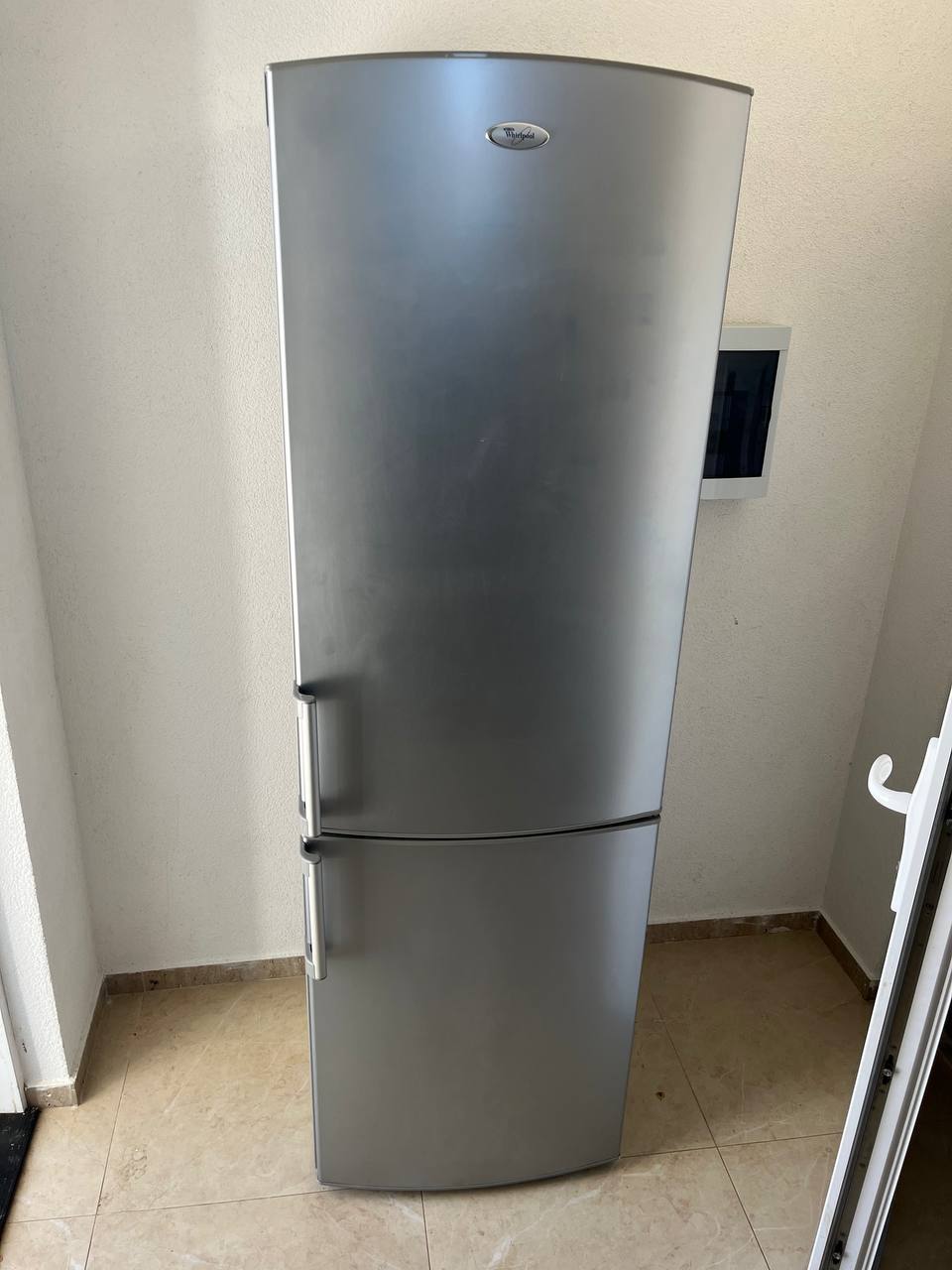 Продам Холодильник вирпул 150 е