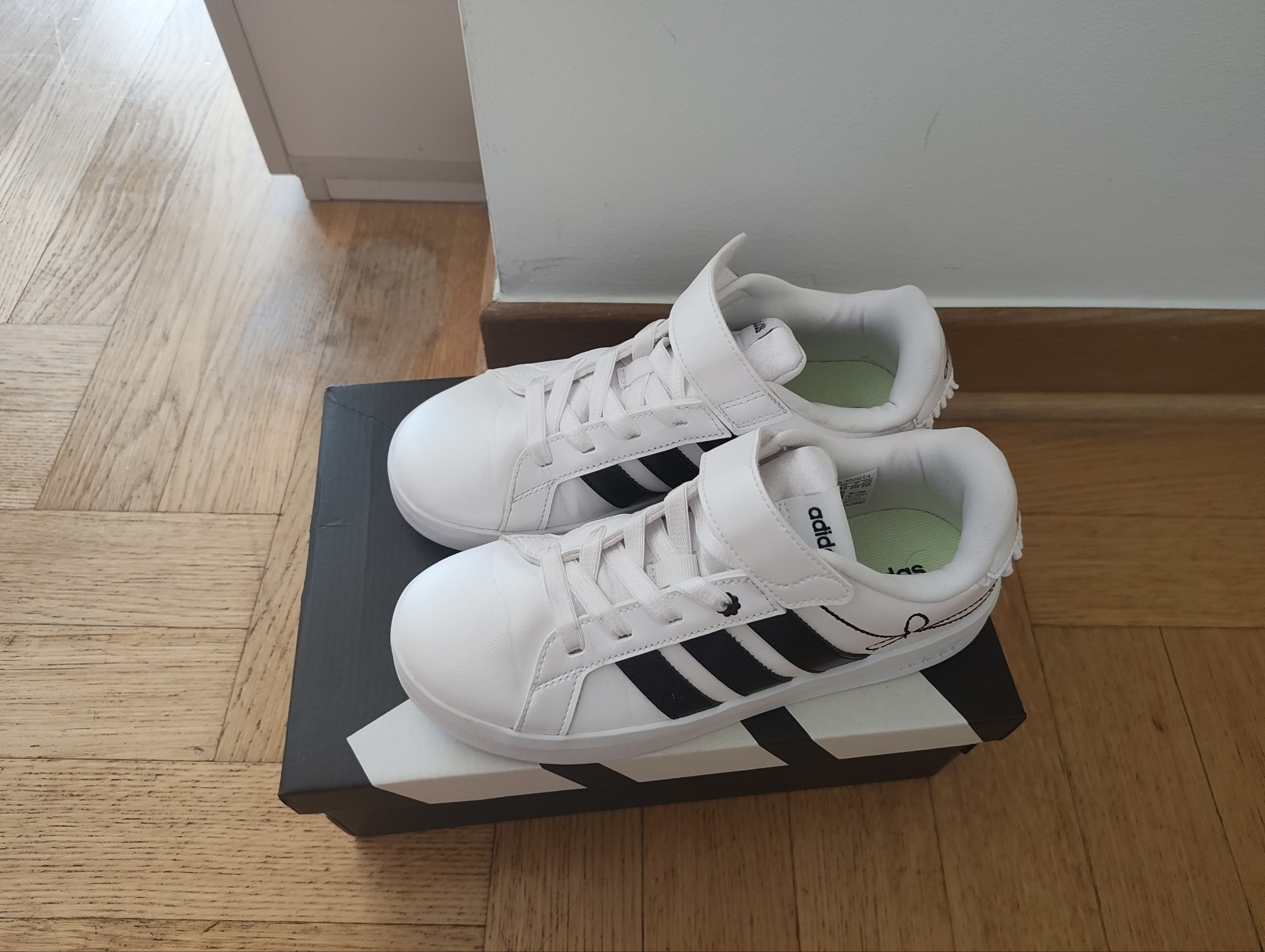 Кроссовки женские Adidas grand court 3.0 girls EL C. Почти не ношены, пробег пару километров