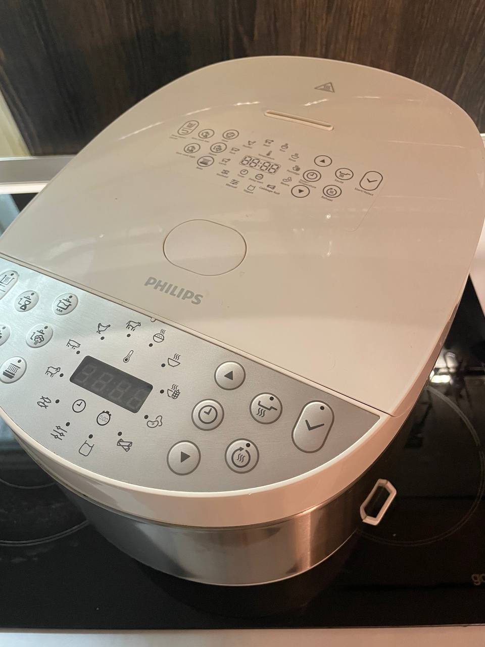 Мультиварка Philips, чаша немного мятая и поношенная, неудачно упала, но на работу никак не
