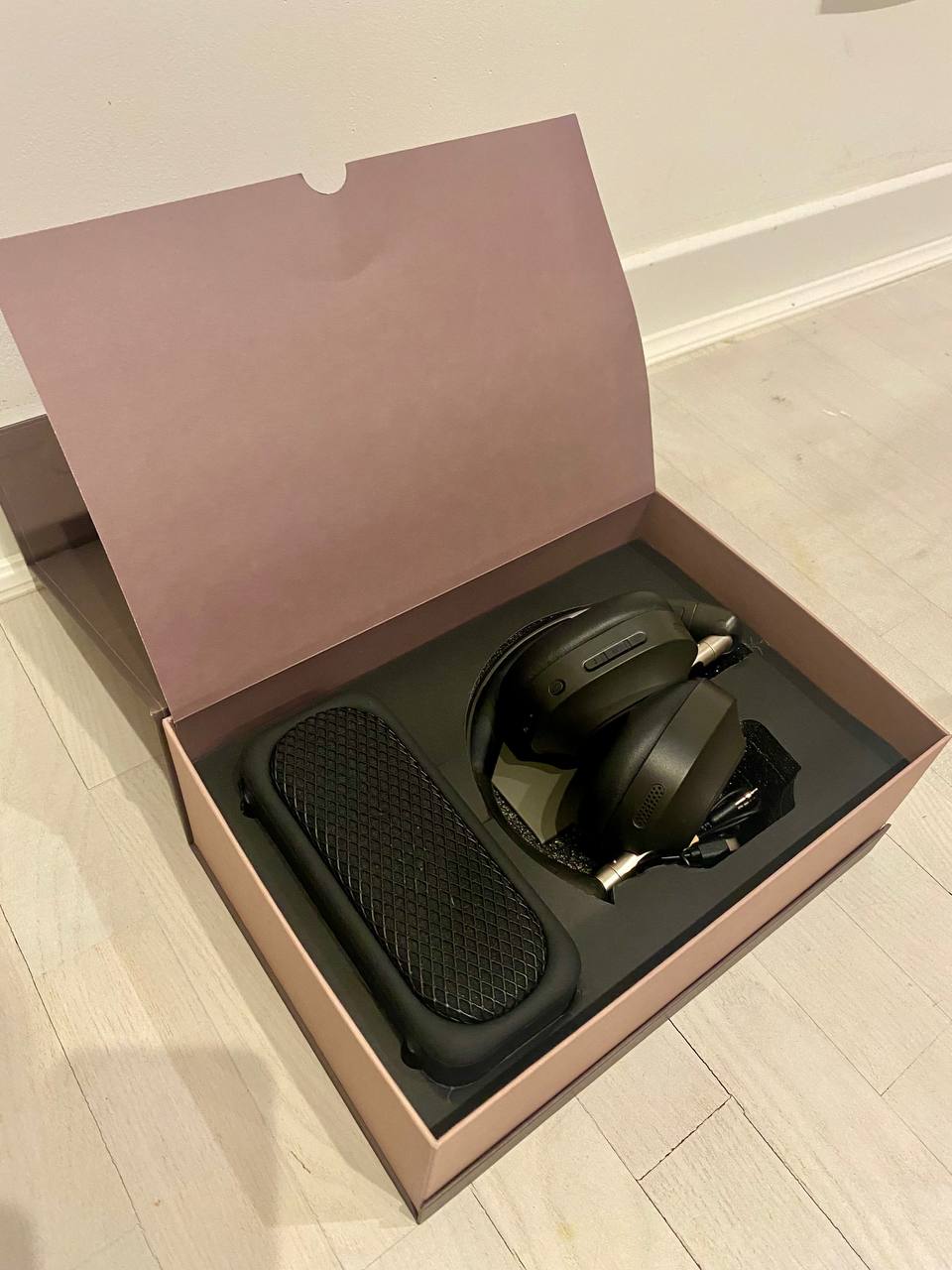 Беспроводные наушники + Bluetooth-колонка