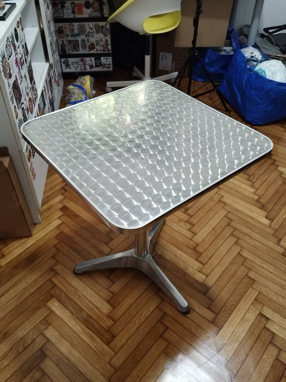 Prodajem metalni sto 60x60