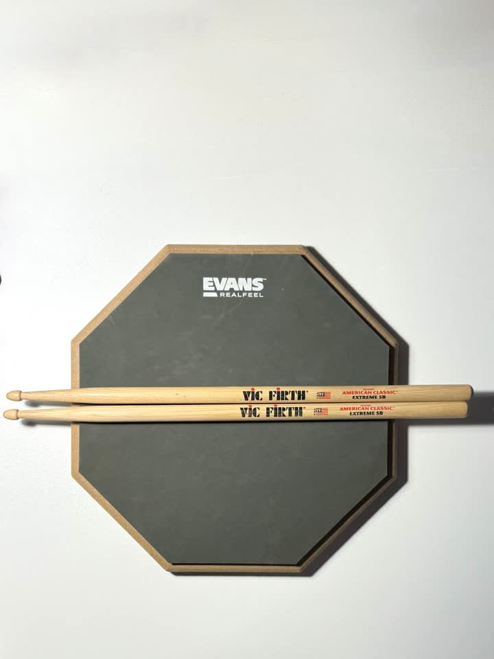Тренировочный пэд Evans RealFeel 12 + Палочки Vic Firth American Classic Extreme 5B