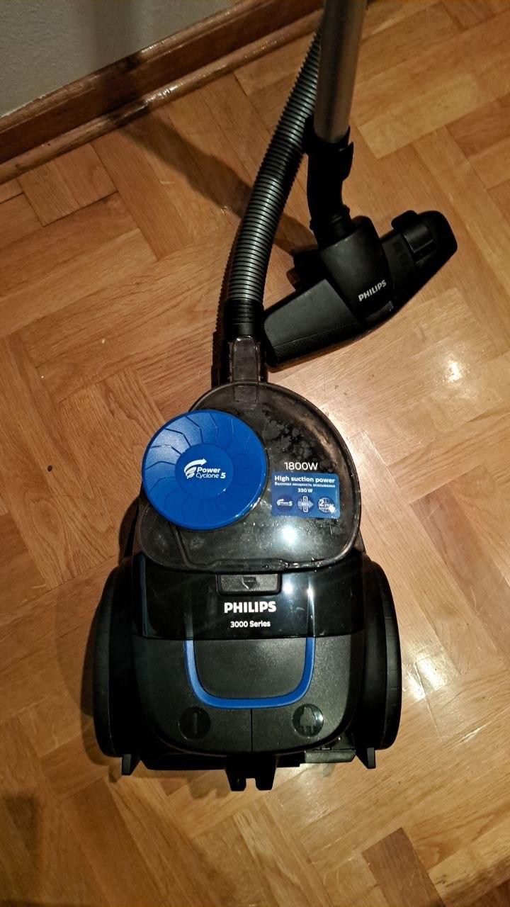 Prodajem usisivač Philips PowerPro Compact