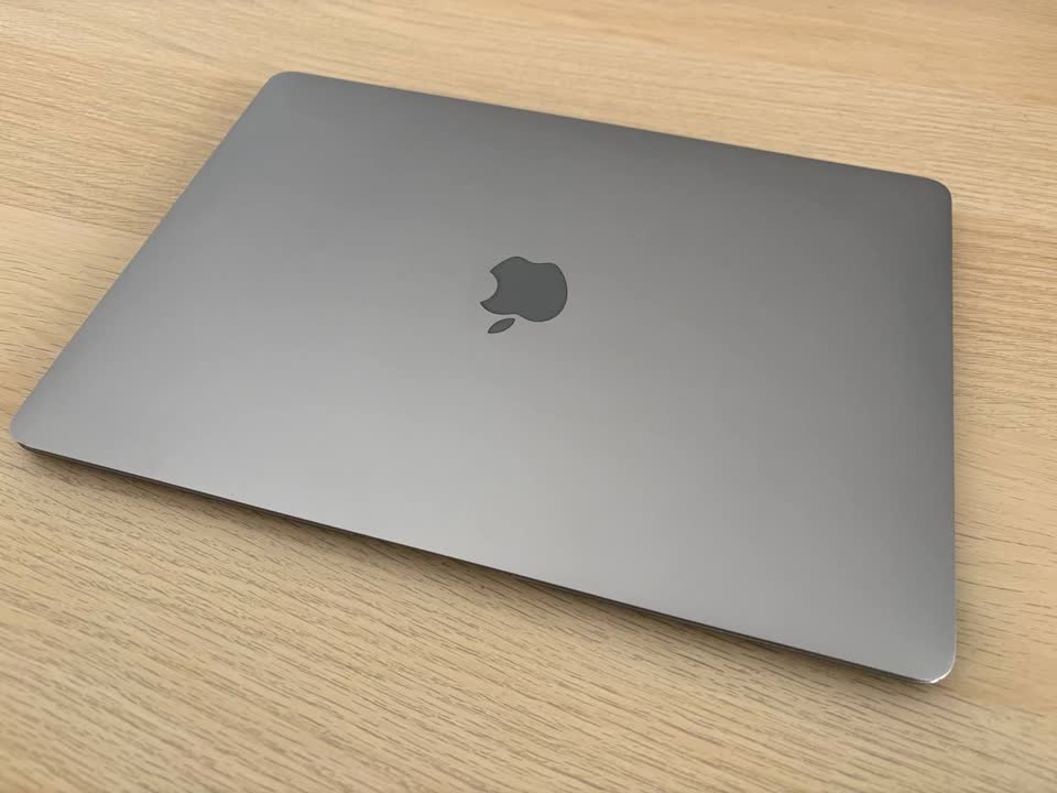 Продаю Macbook Air 13" 2020 в сером цвете. Процесор Inel Core i3, 8 Гб оперативной памяти, д