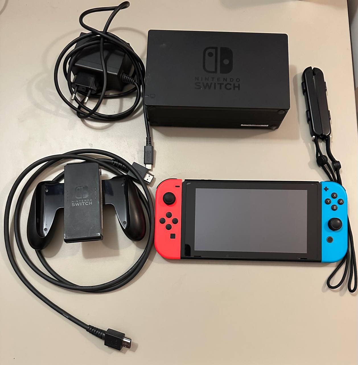 Prodajem Nintendo Switch. Kompletan set, ekran sa zaštitnom folijom. 180 evra