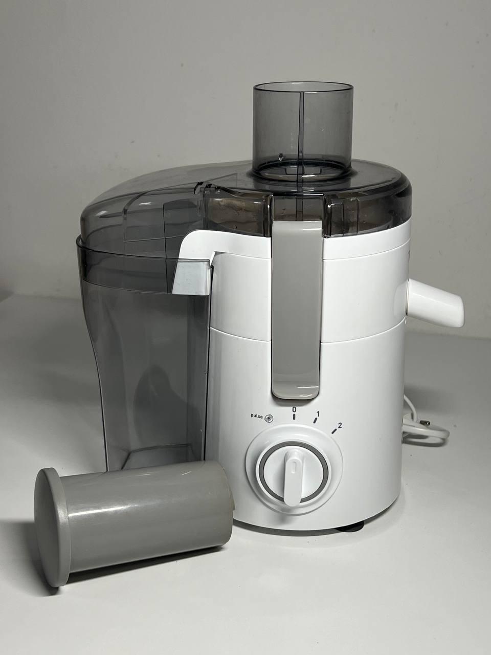 Prodajem sokovnik Tefal Frutelia+ ZE3701 u odličnom stanju. Malo korišćen, potpuno