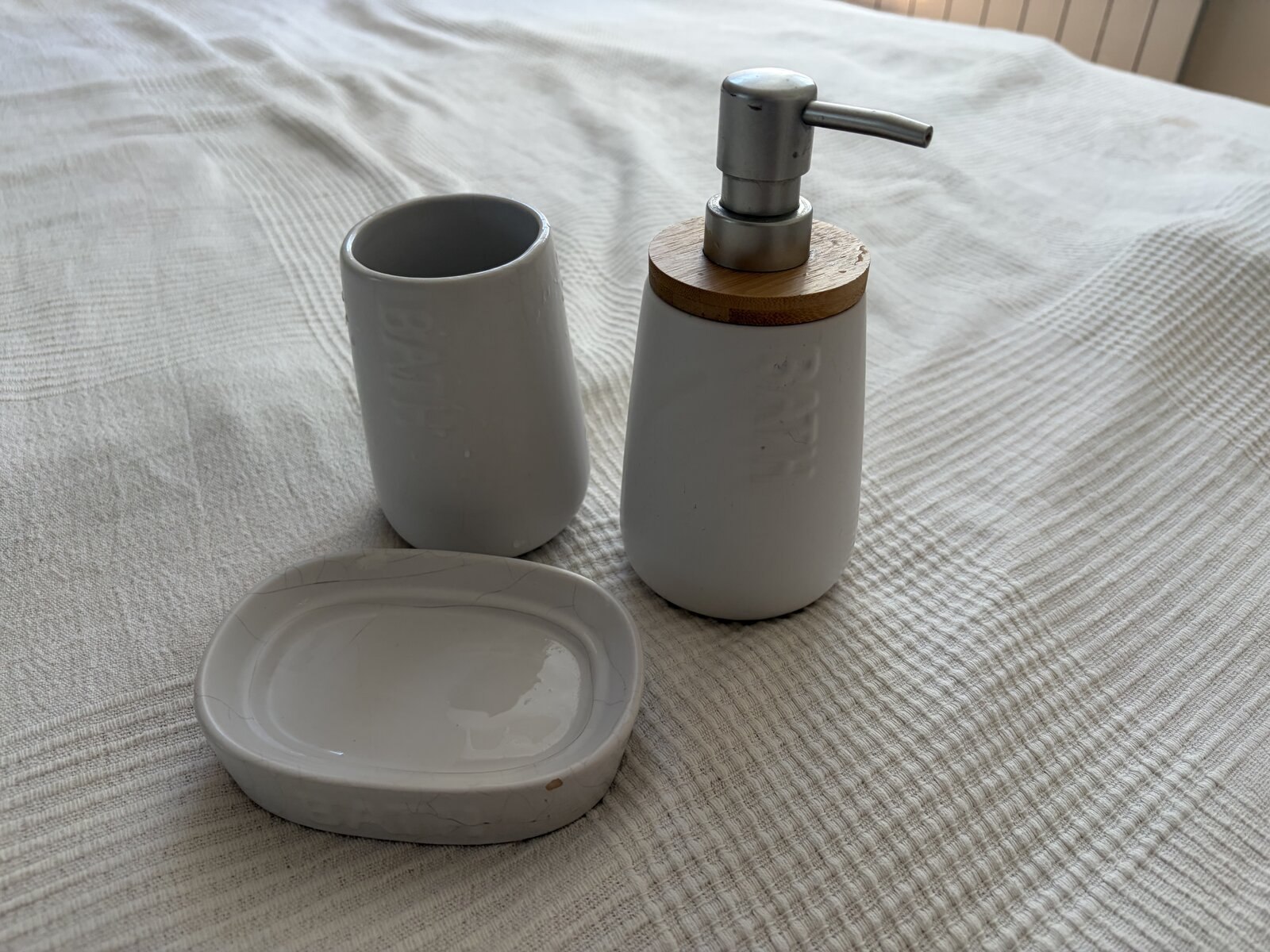 Set aksesoara za kupatilo (bela keramika)