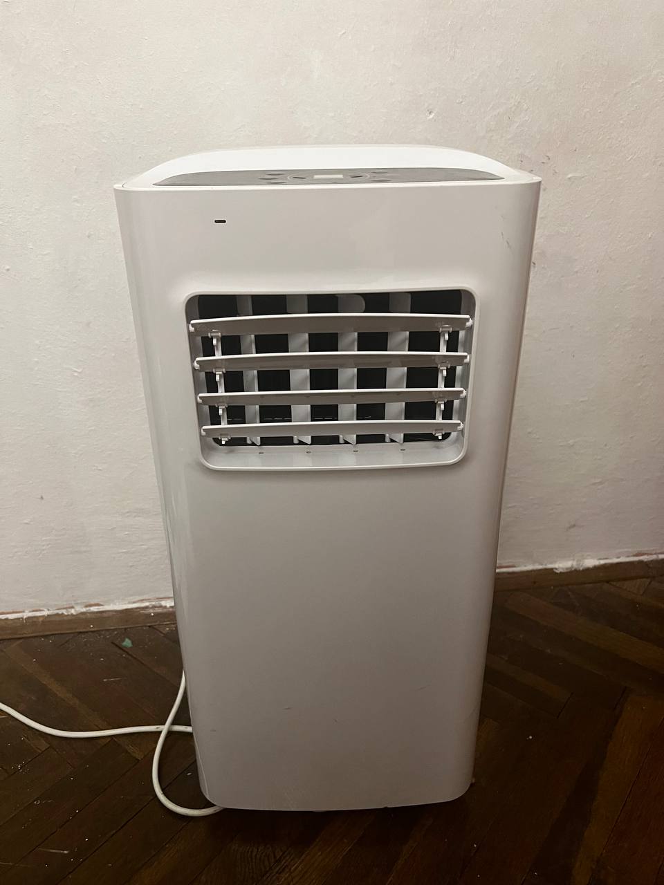 Компактный напольный кондиционер, производительность 7000Btu. Три режима работы (охлаждение,