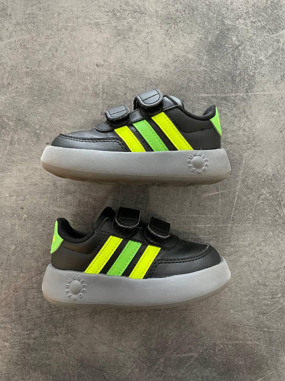 1. Кроссовки Adidas