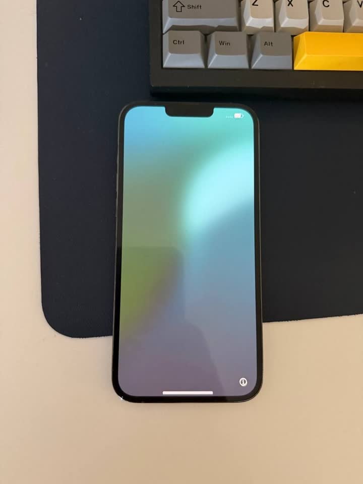 Prodajem iPhone 13 Pro Max, 128 GB. Telefon je u dobrom stanju, nikada nije bio na popravci. Sos