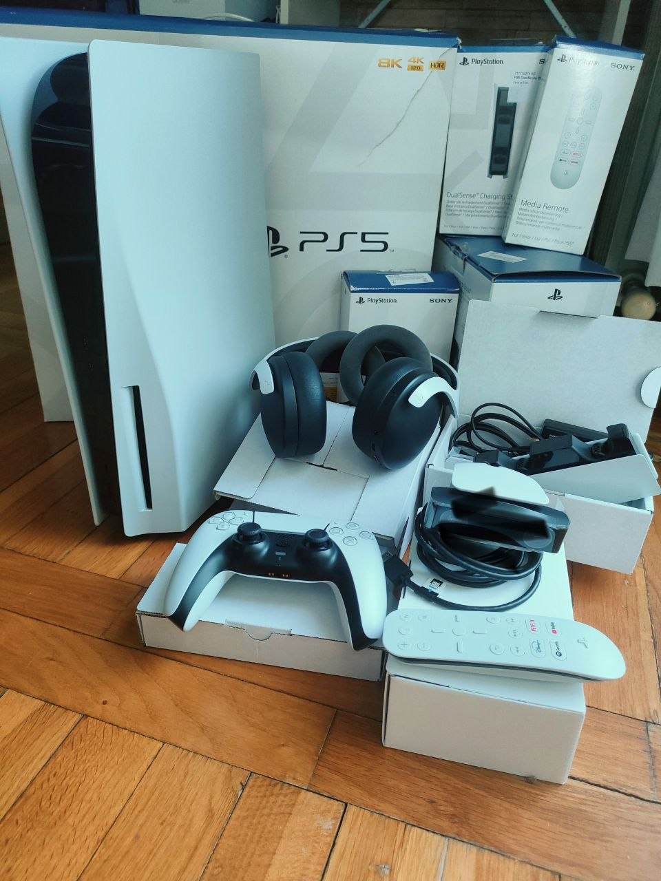Prodajem PS5 sa kompletom dodatne opreme