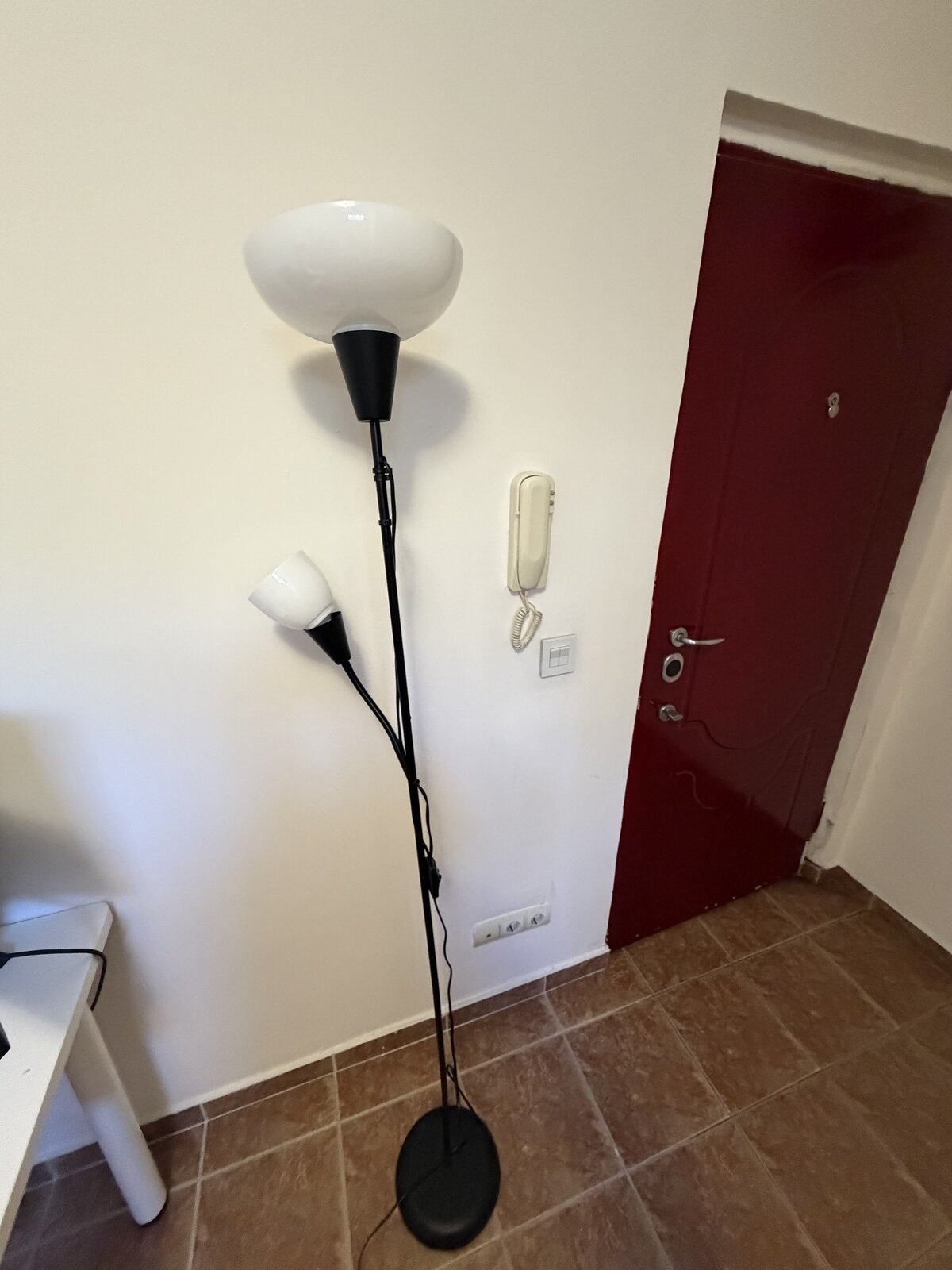 Podna lampa sa dve sjenke