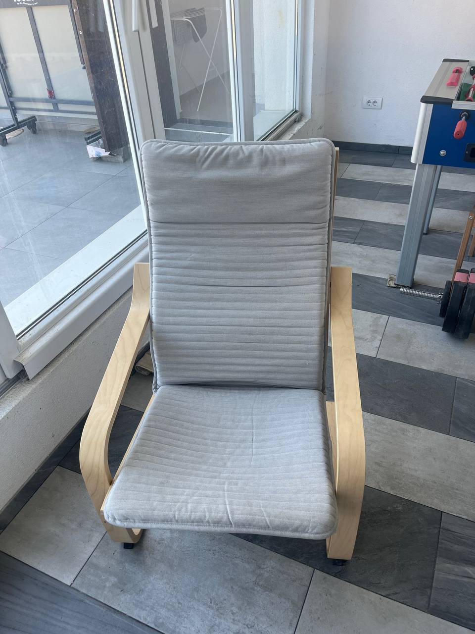 Кресло IKEA, столик косметический Jysk, кофеварка Delongi