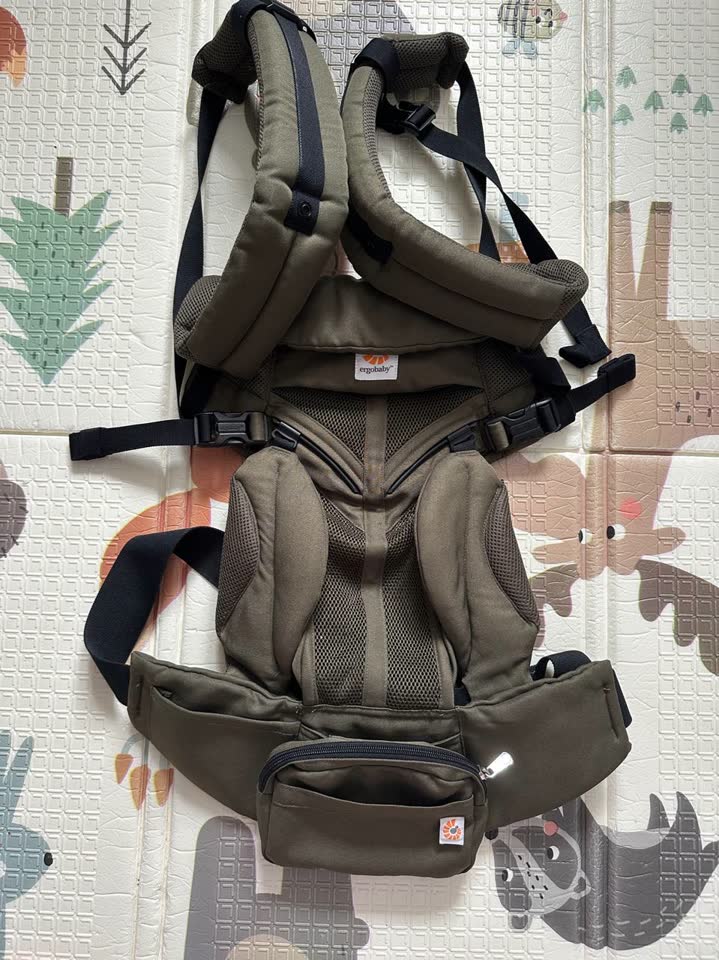 Детские товары б/у: Ergobaby, стул Peg Perego, весы Alecto, молокоотсос Medela, грызунки, кокон, дуга и горка, гнездо