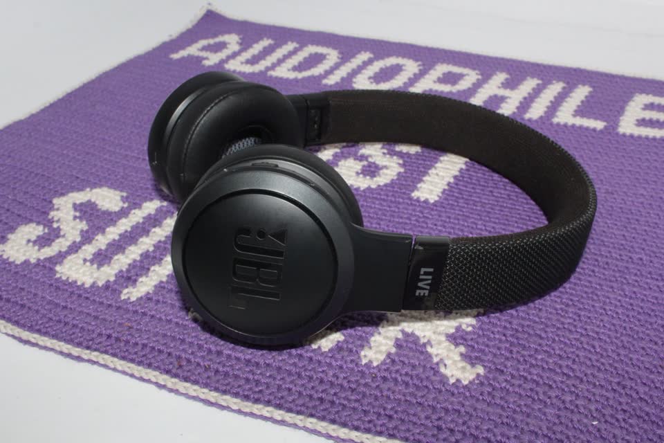 Продам блютуз наушники JBL Live 400BT