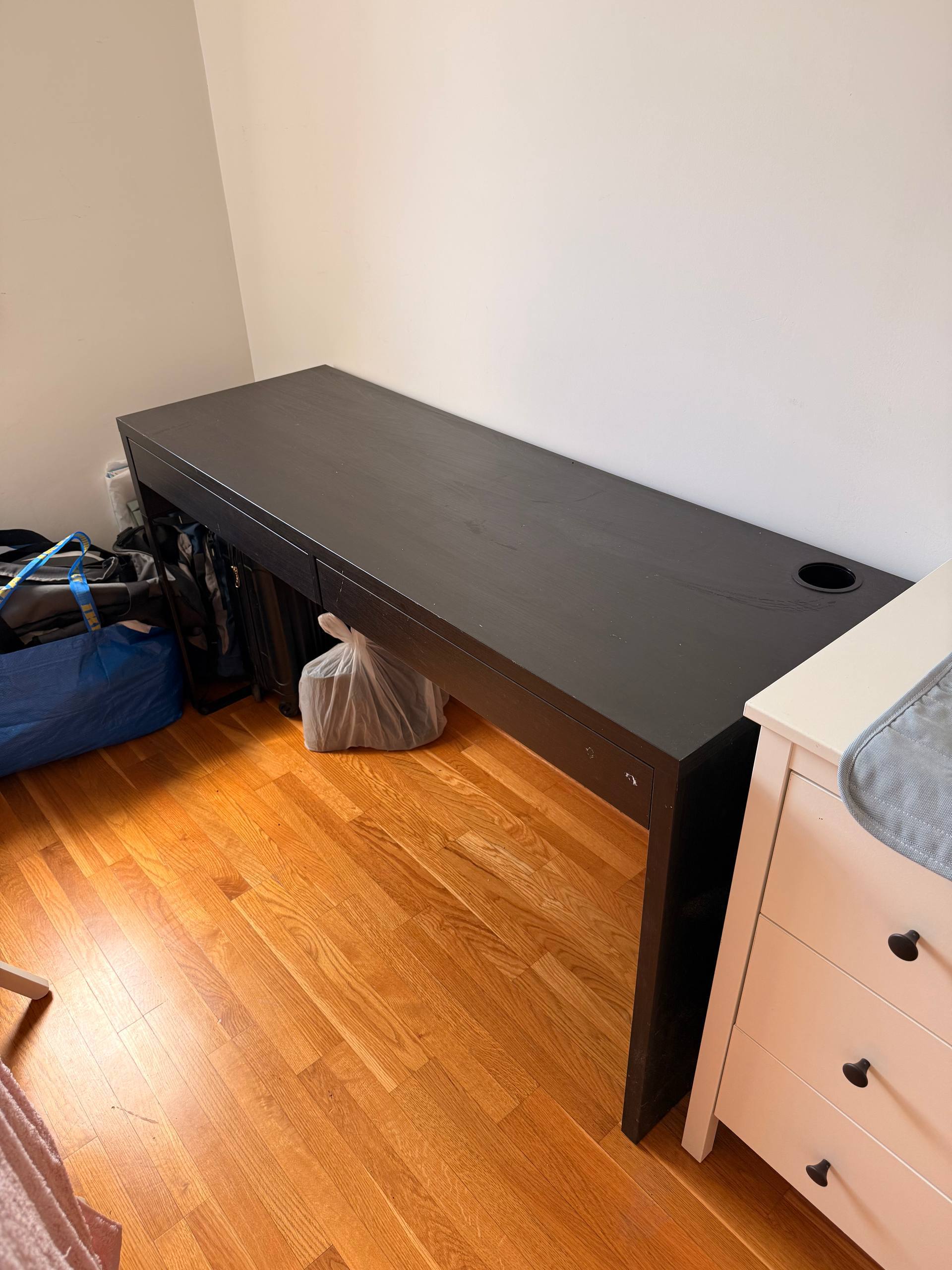 Poklanjam besplatan crni radni sto IKEA