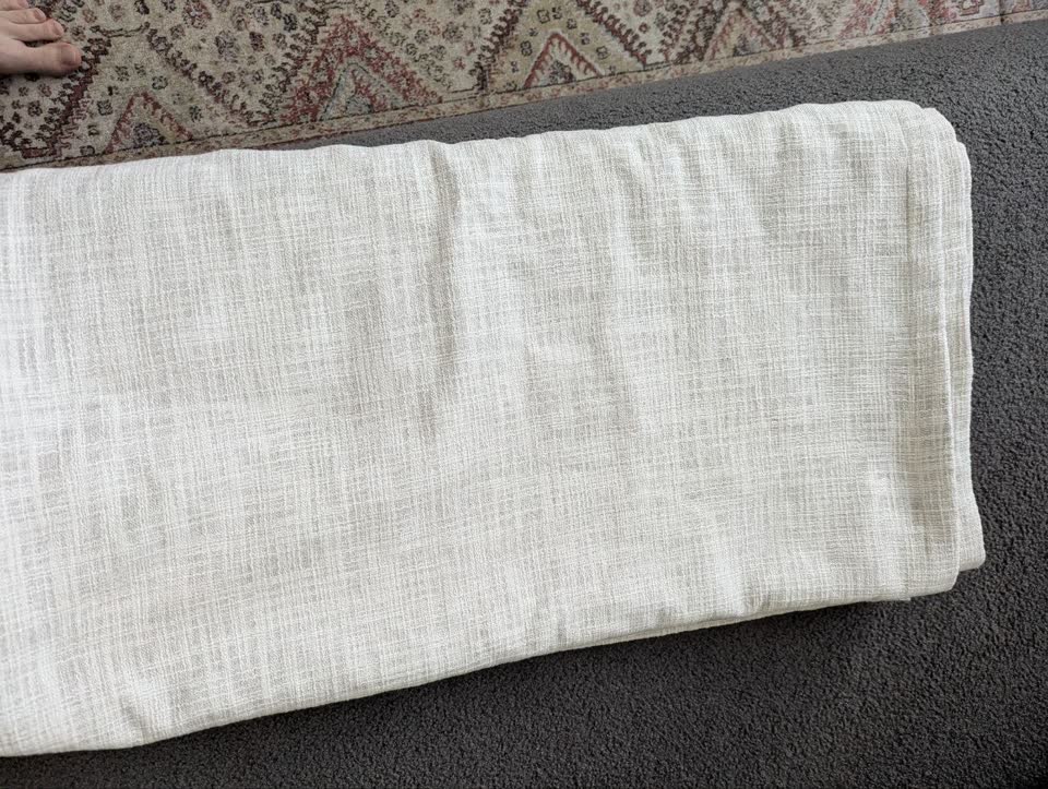 Две светлые блэкаут шторы H&M Home (140x300 cm)