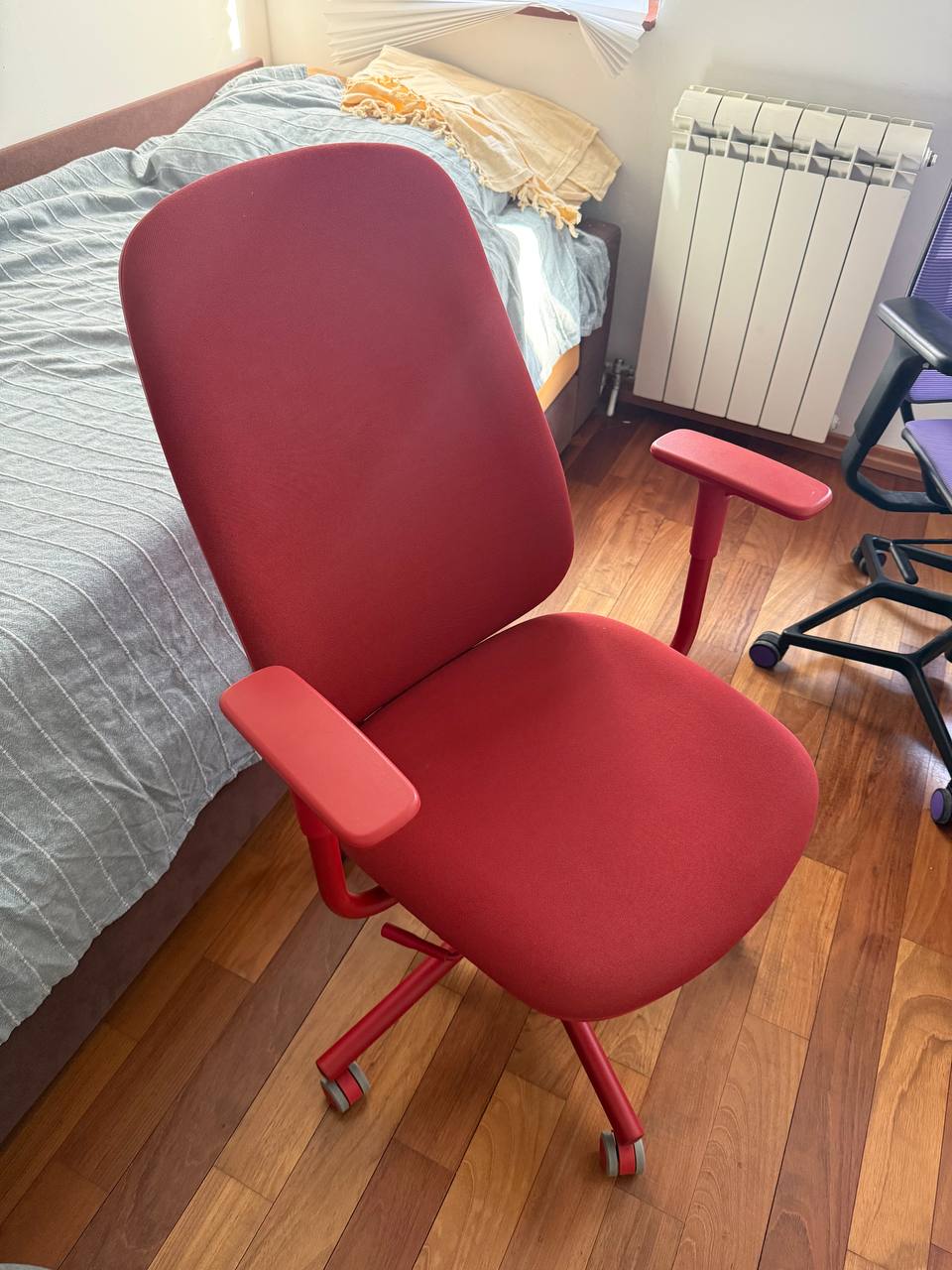 1. Кресло рабочее https://www.ikea.com/rs/sr/p/smoerkull-kancelarijska-stolica-s-rukohvatima