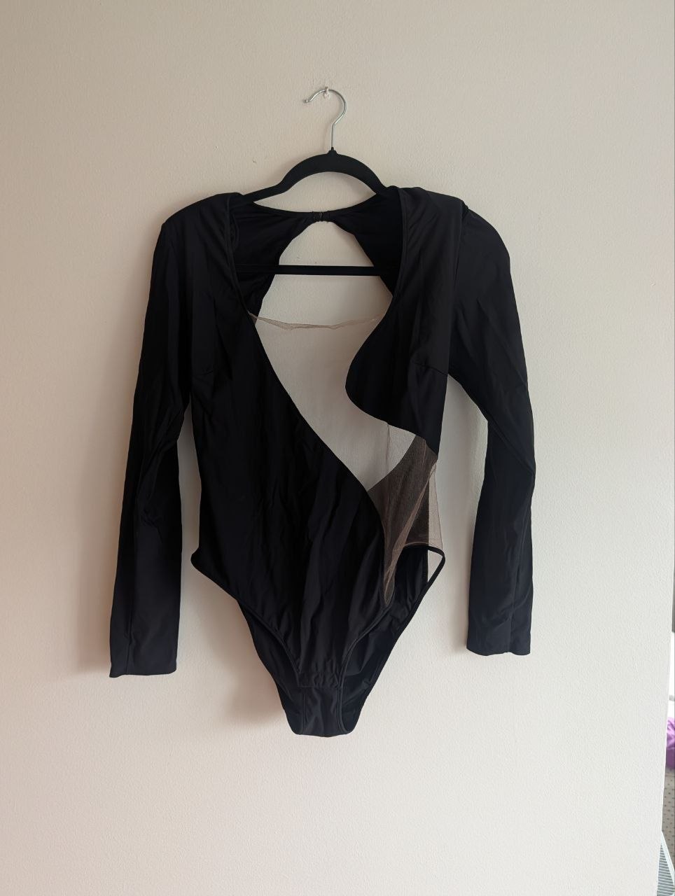 Боди Etam, шуба Zara, платье Mango, молочные джинсы H&M
