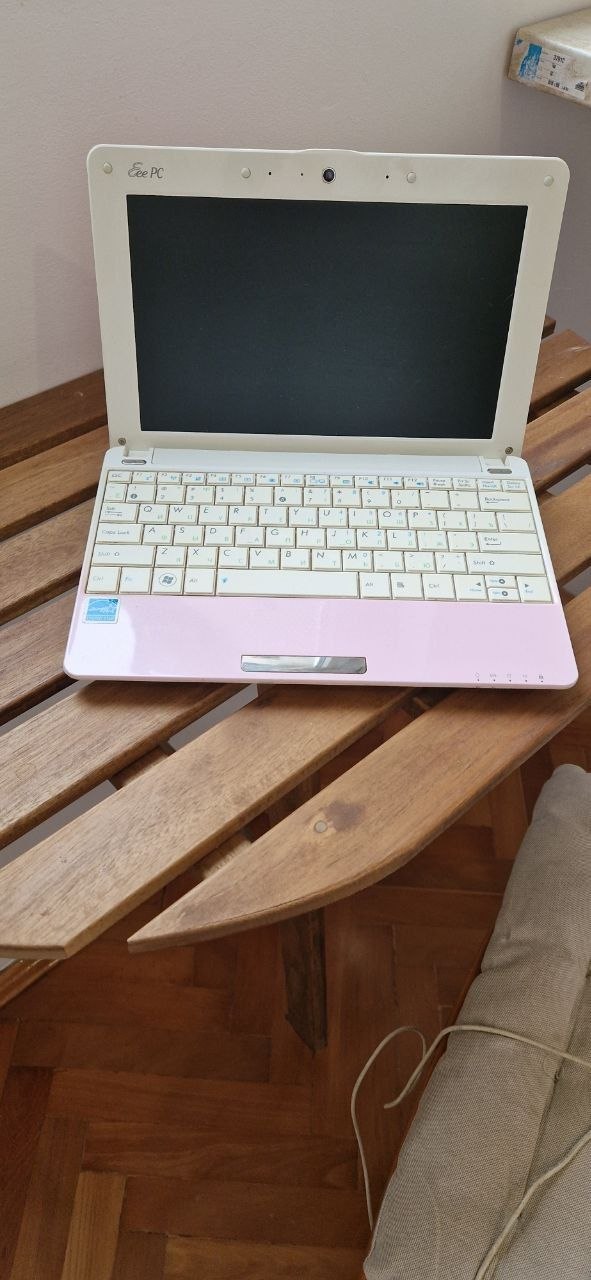 Мини ноут Asus со старой Виндой. Работает хорошо, но медленно, и не держит батарея, надо зам