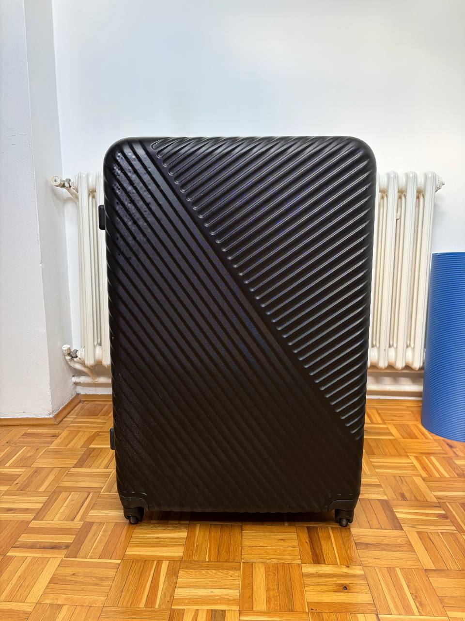 Продам чемодан XL и коврик для ванной комнаты Madame Coco