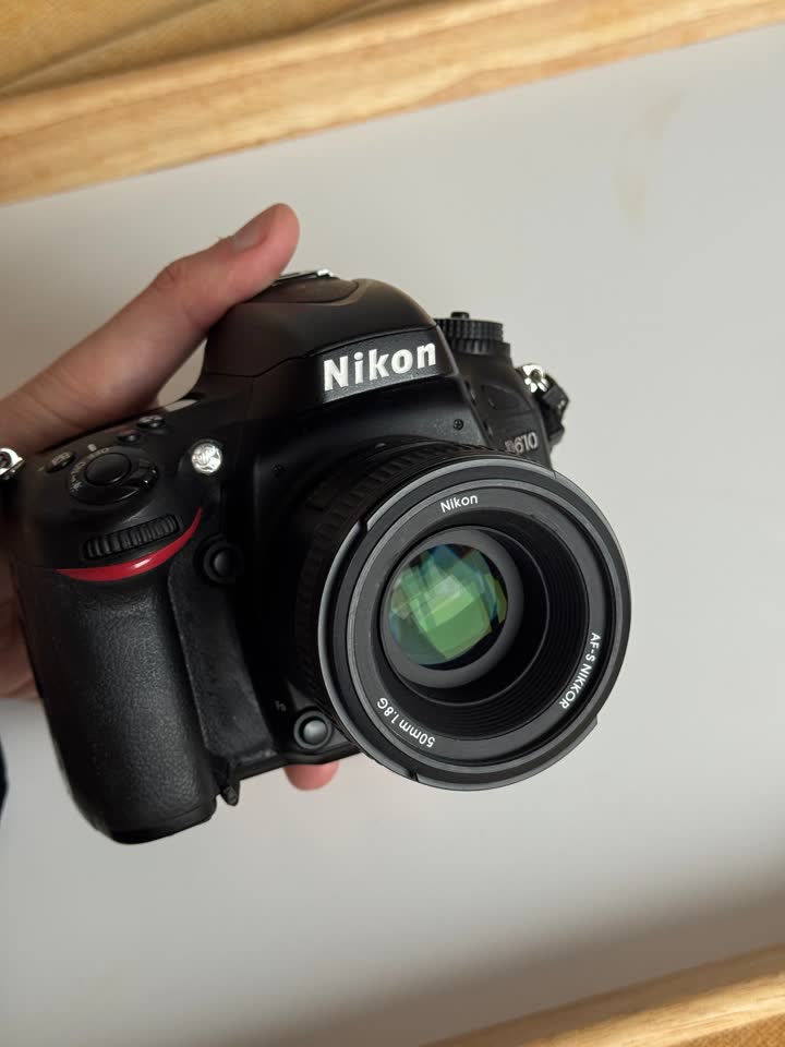 Nikon D610 + 50mm af-s 1.4 с блендой + батарейный блок