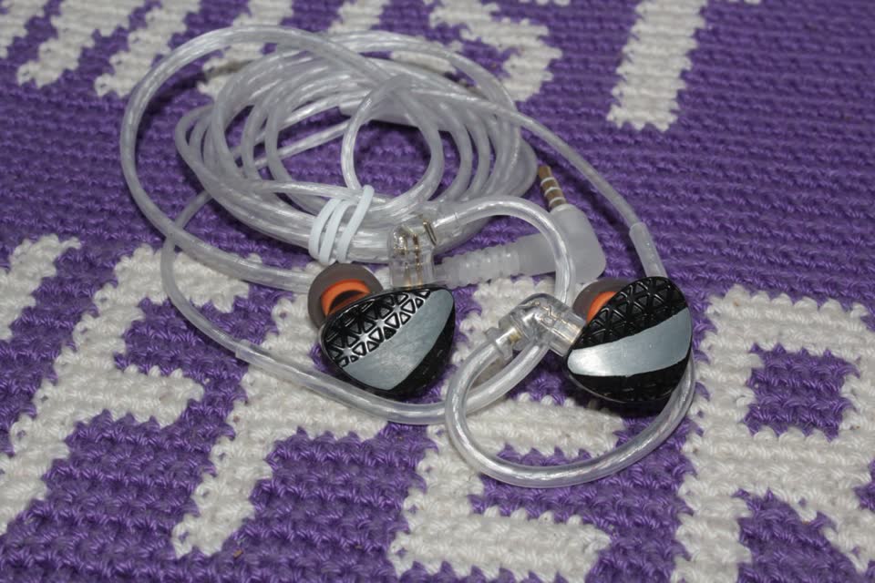 Продам IEM наушники с микрофоном TRN MT3