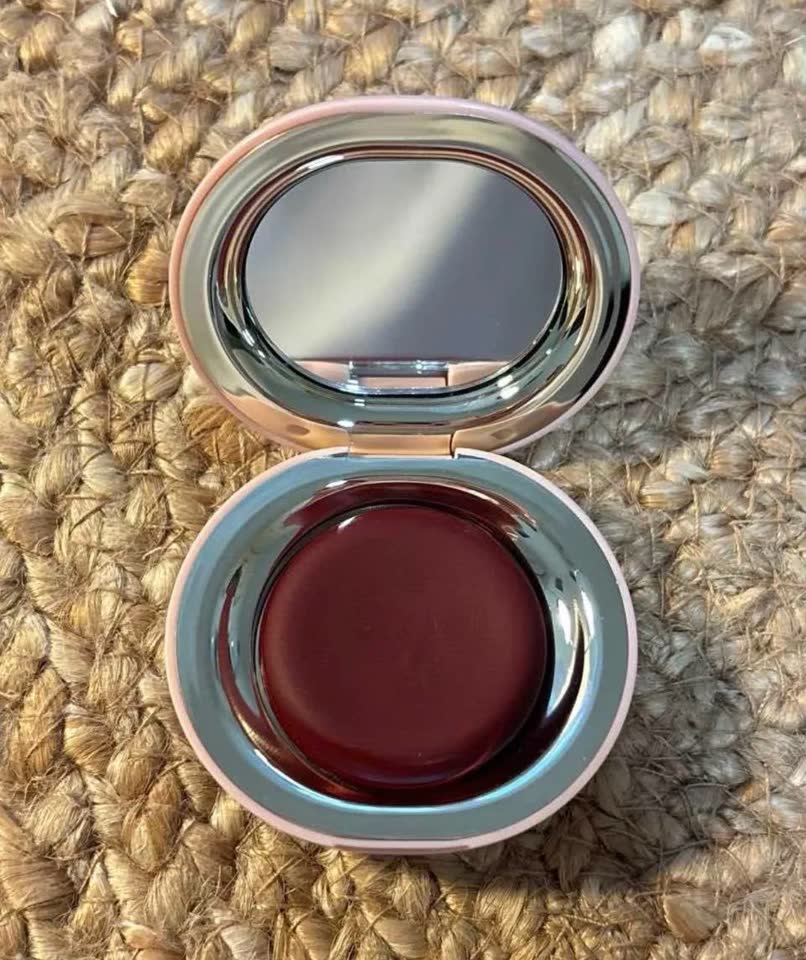 Румяна Rare Beauty Nearly Berry