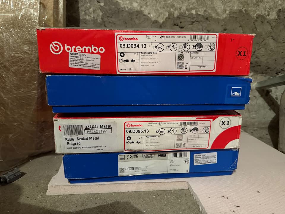 Продам комплект новых тормозных дисков Brembo для BMW