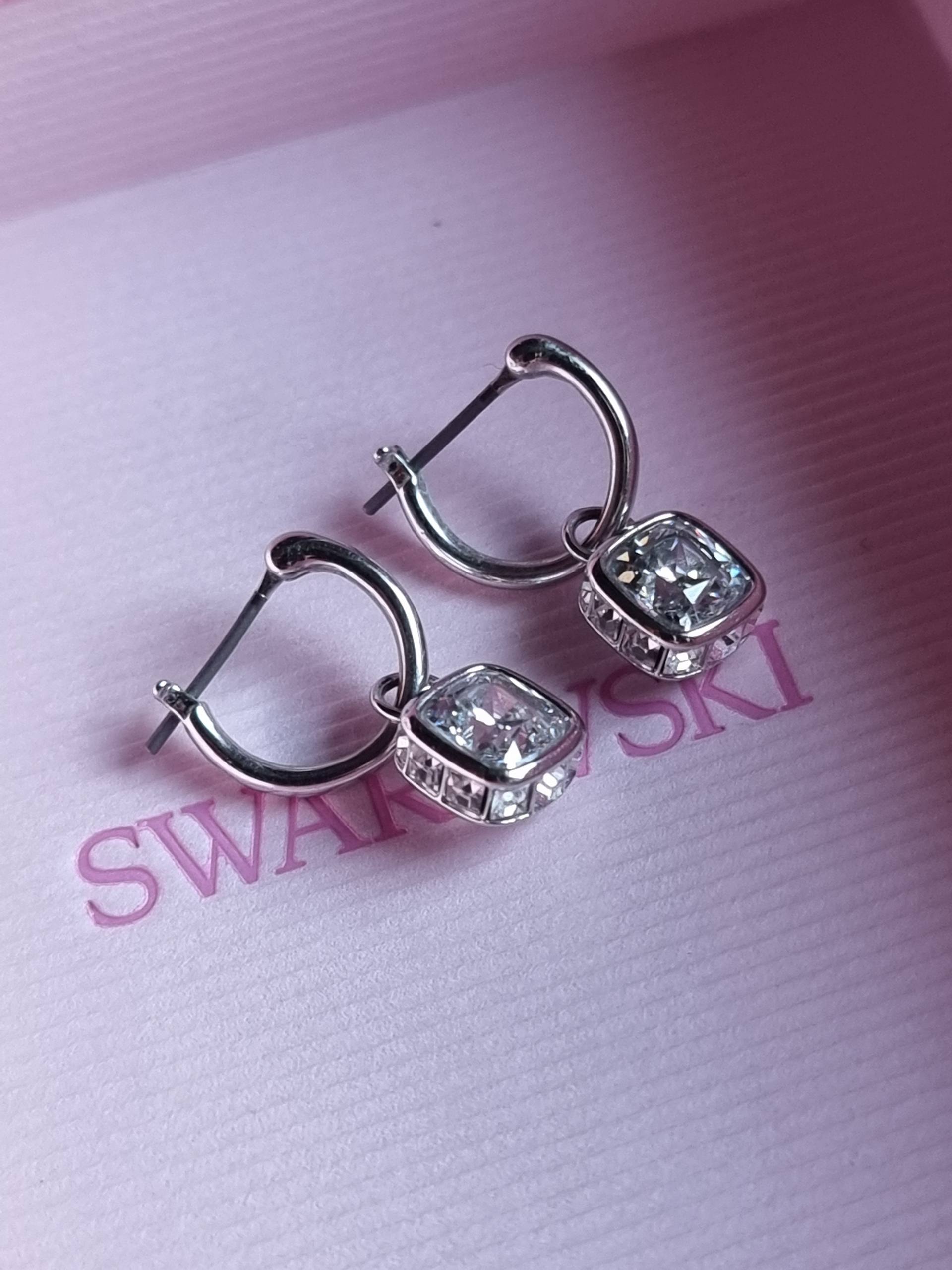 Серьги Swarovski,получила в подарок 1,5 года назад,надевала пару раз,проявилась аллергия на