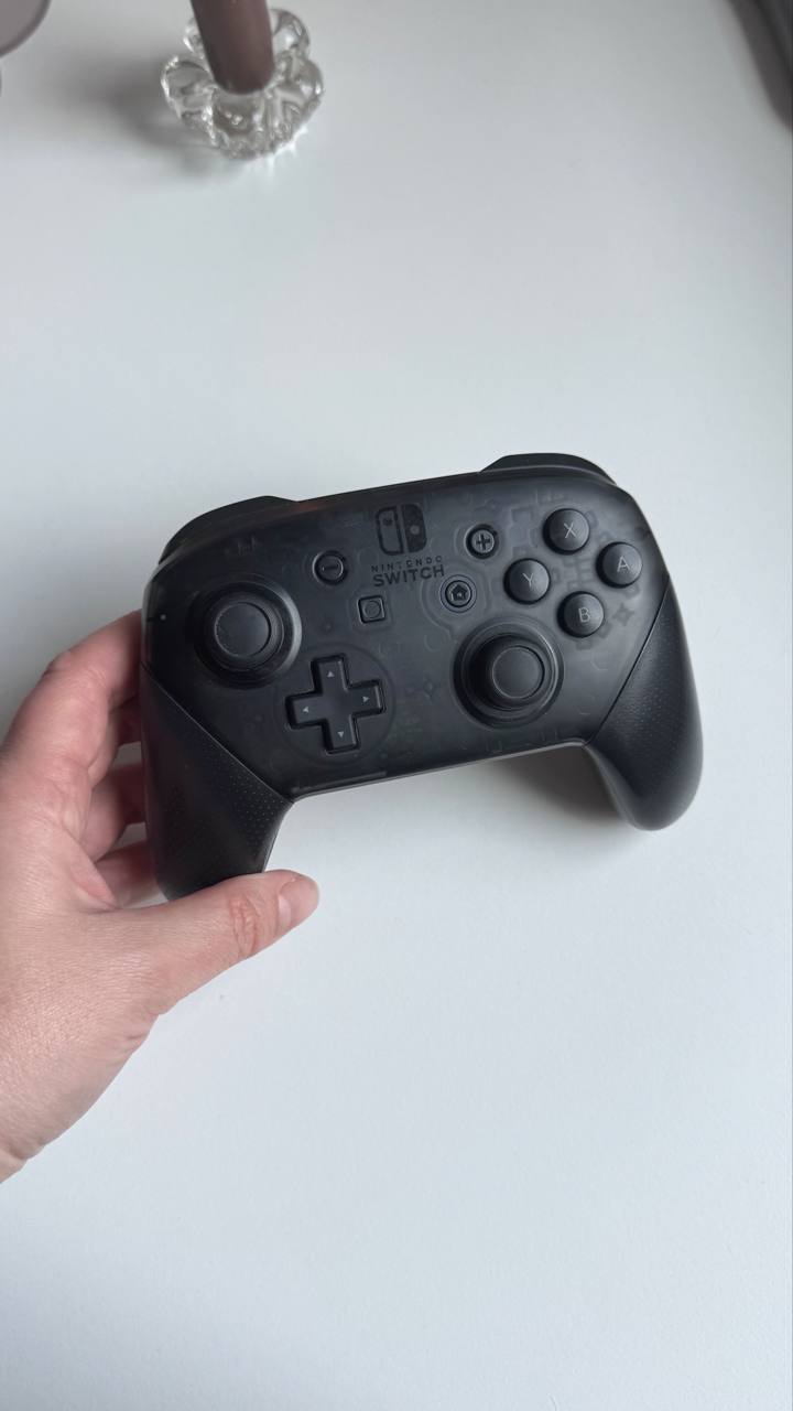 Контроллер Nintendo Switch Pro первого поколения