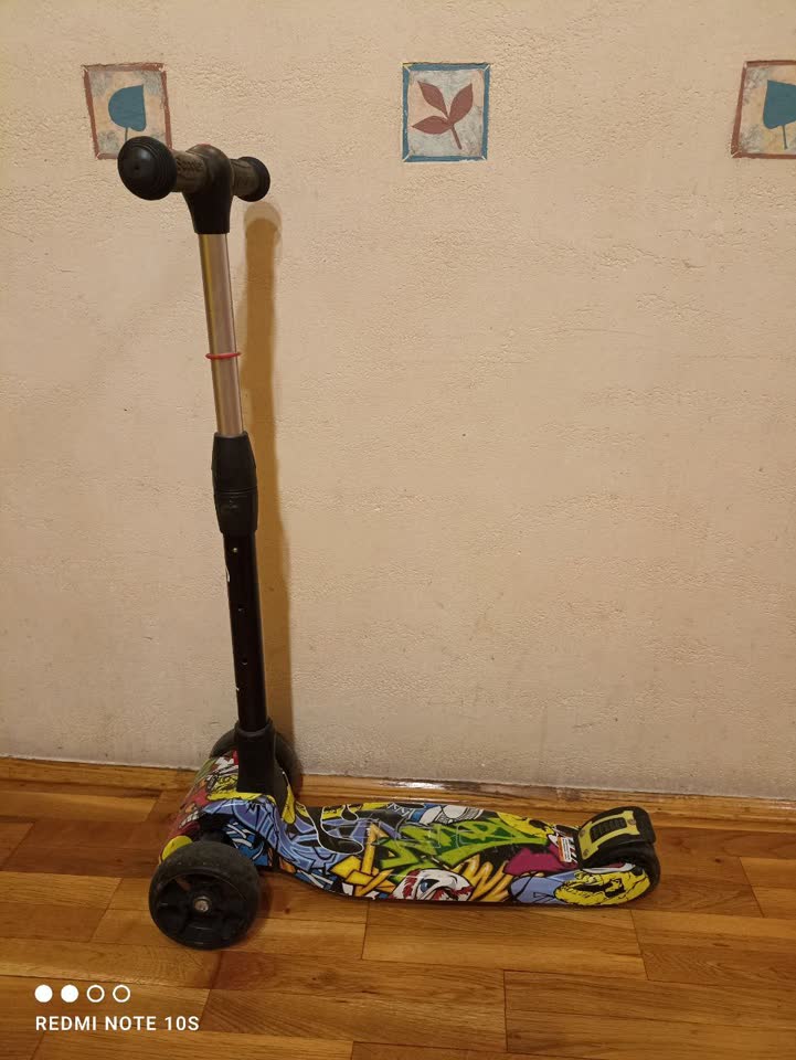 Трёхколёсный самокат