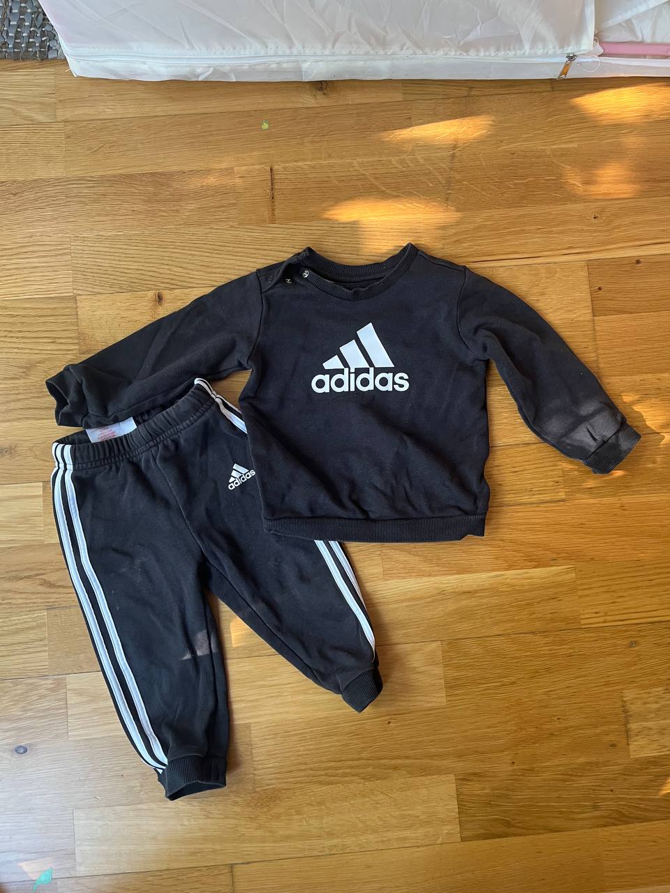 Klasično crno odelo Adidas