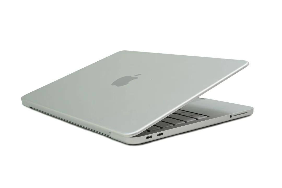 Novi MacBook Neo 13” Silver