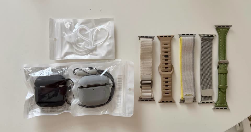 Отдам ремешки для Apple Watch и чехол для AirPods 4
