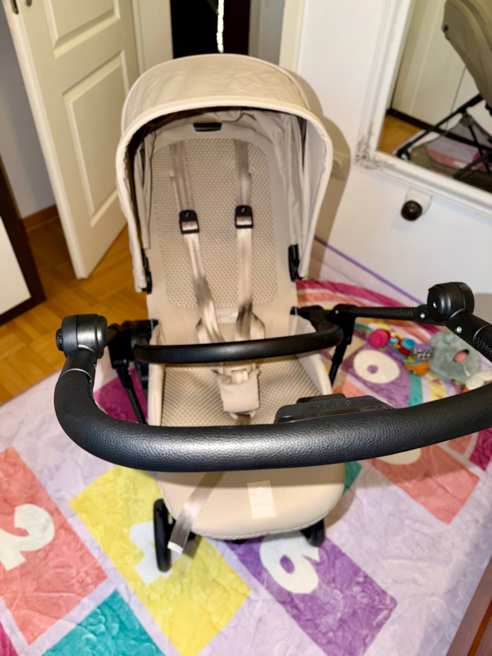 Cybex Melio Carbon у бежевом цвету