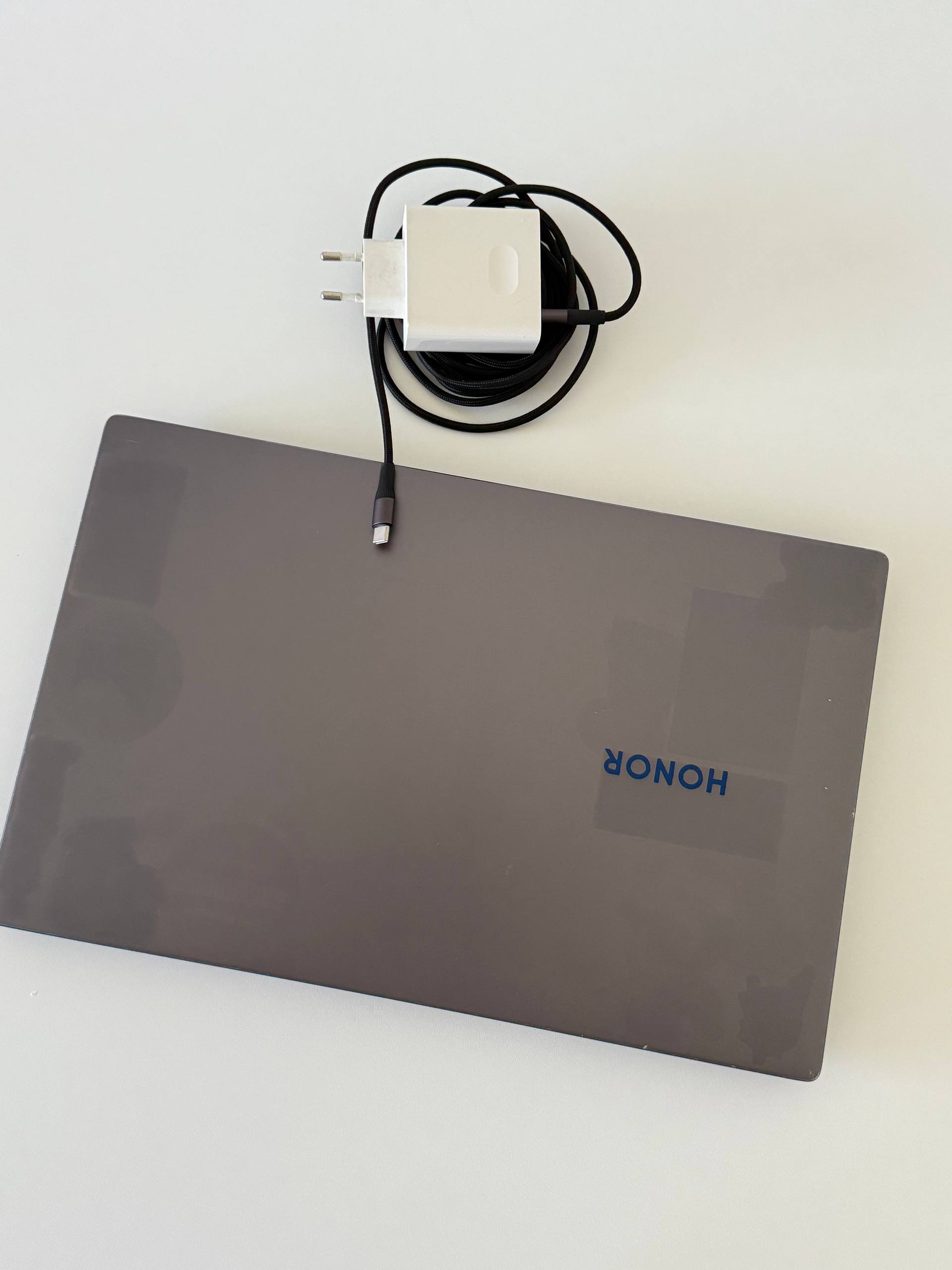 Prodajem laptop Honor