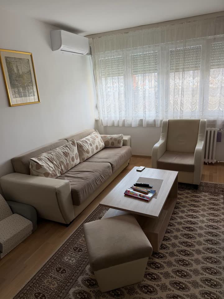 Продаю комплект мебели: диван + кресло + табурет.