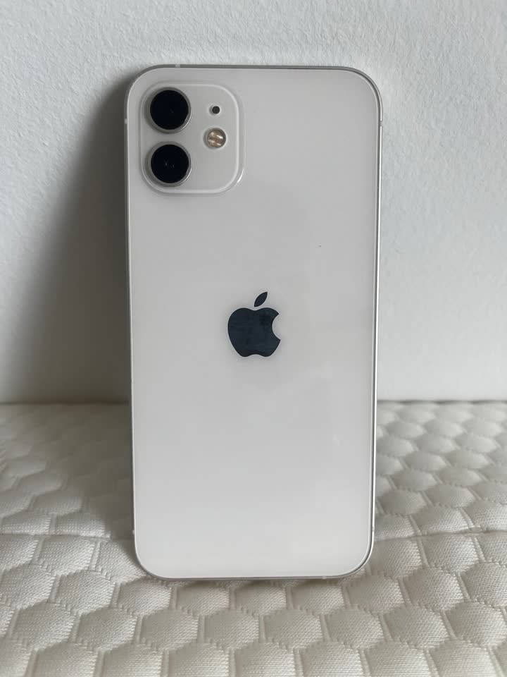 Prodajem iPhone 12 64 GB