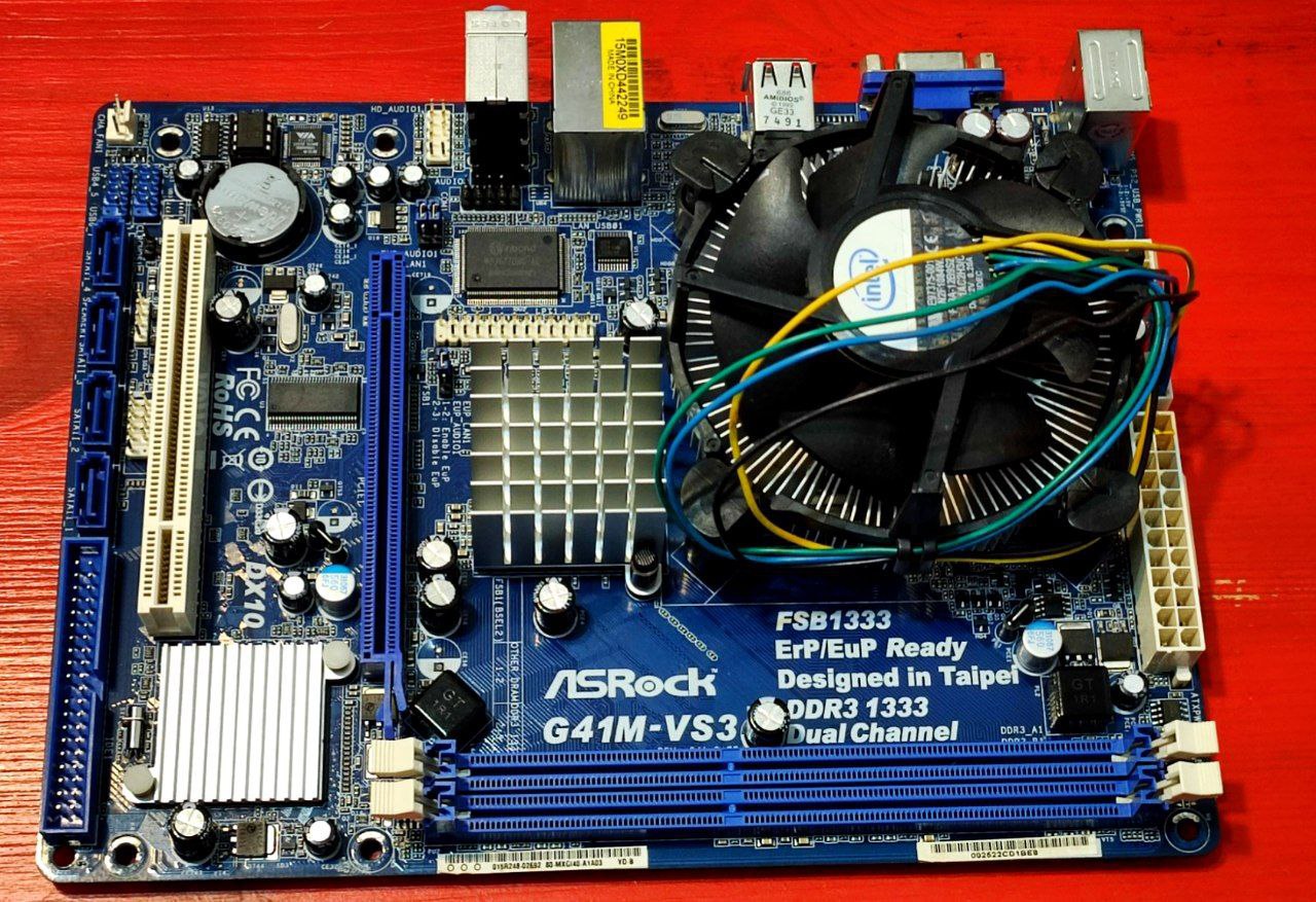 Set: Matična ploča + procesor Intel Core2 Duo E8400 @ 3.00GHz