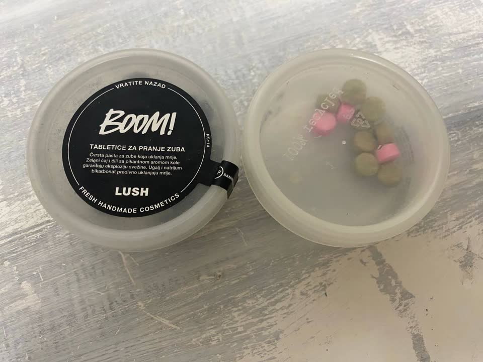 Таблетки истекшие для чистки зубов от магазина lush