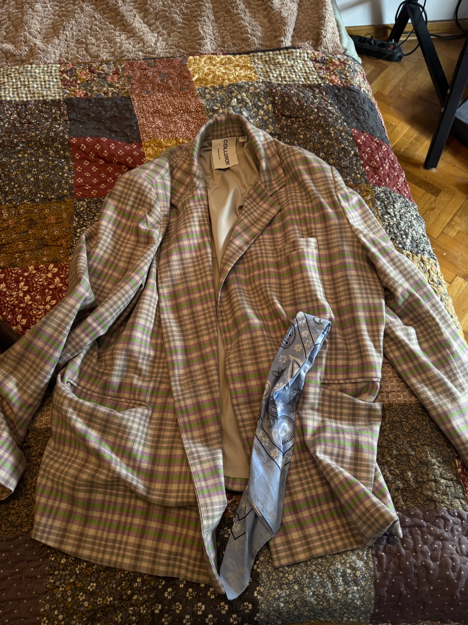 Sjajan oversized sako Colluusion, pozadi je kul pruga. Veličina L-XL. Ima grudvica.
