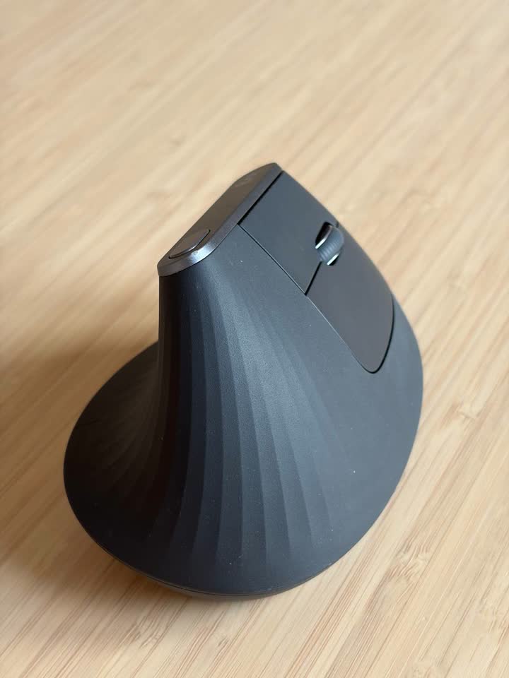 Vertikalni miš Logitech mx