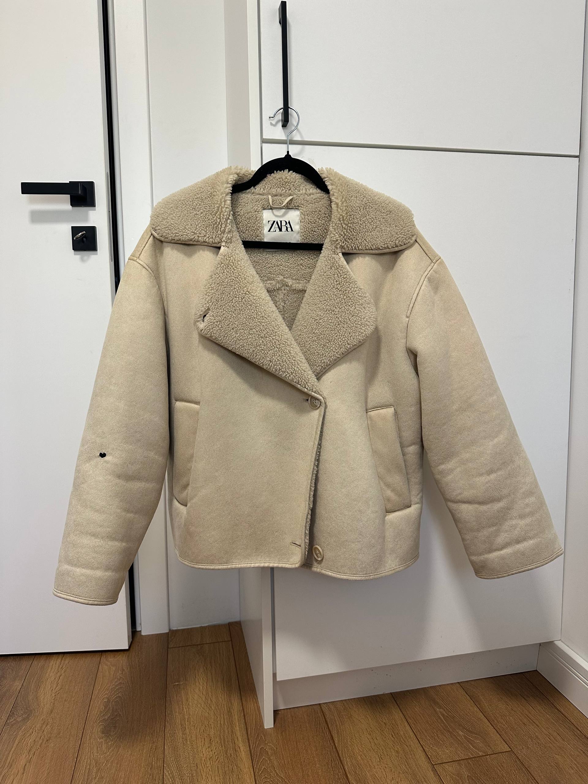 Зимняя куртка Zara, мини-юбка, белые шорты, сумочка