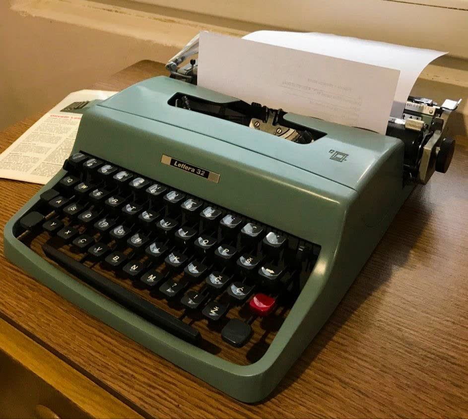 Olivetti Lettera 32 — vintage pisaća mašina (u funkciji)