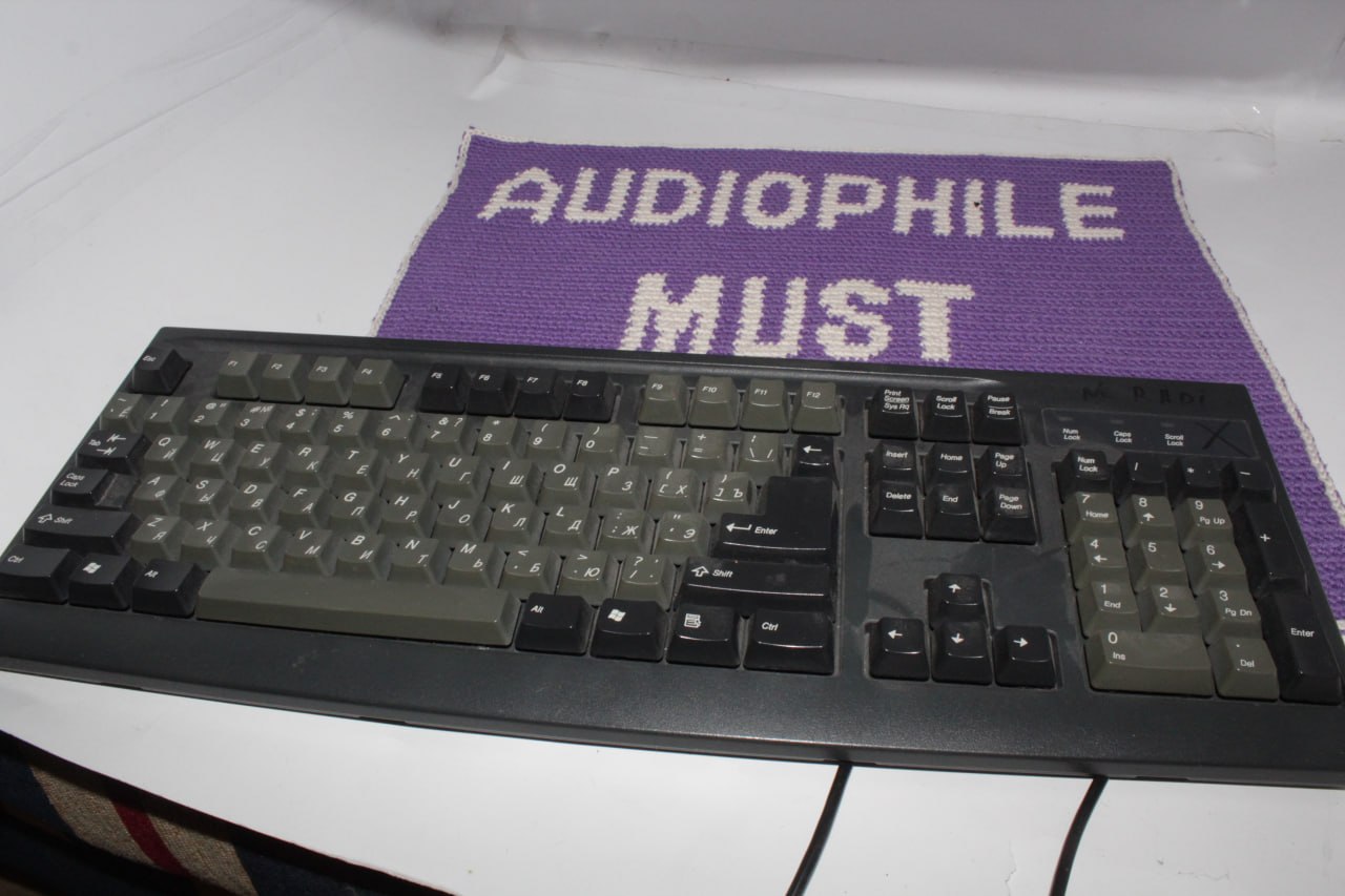 USB tastatura Mitsumi sa ruskim rasporedom. Besplatno.