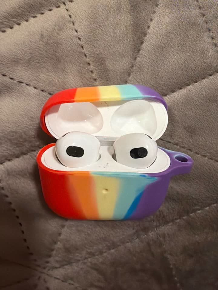 Продам AirPods 3