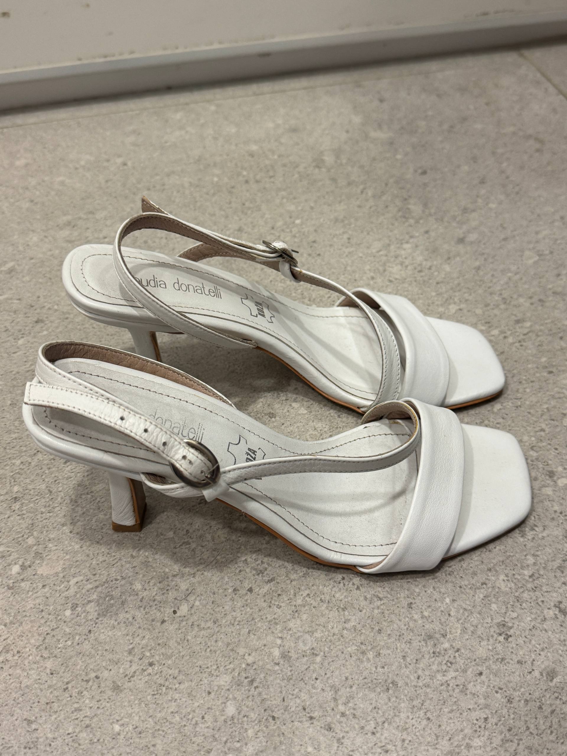 Prodajem sandale Claudia Donatelli i patike Reebok