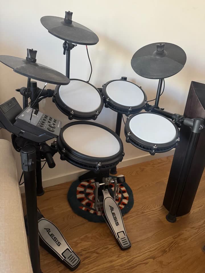Электронная ударная установка Alesis Nitro Max Kit