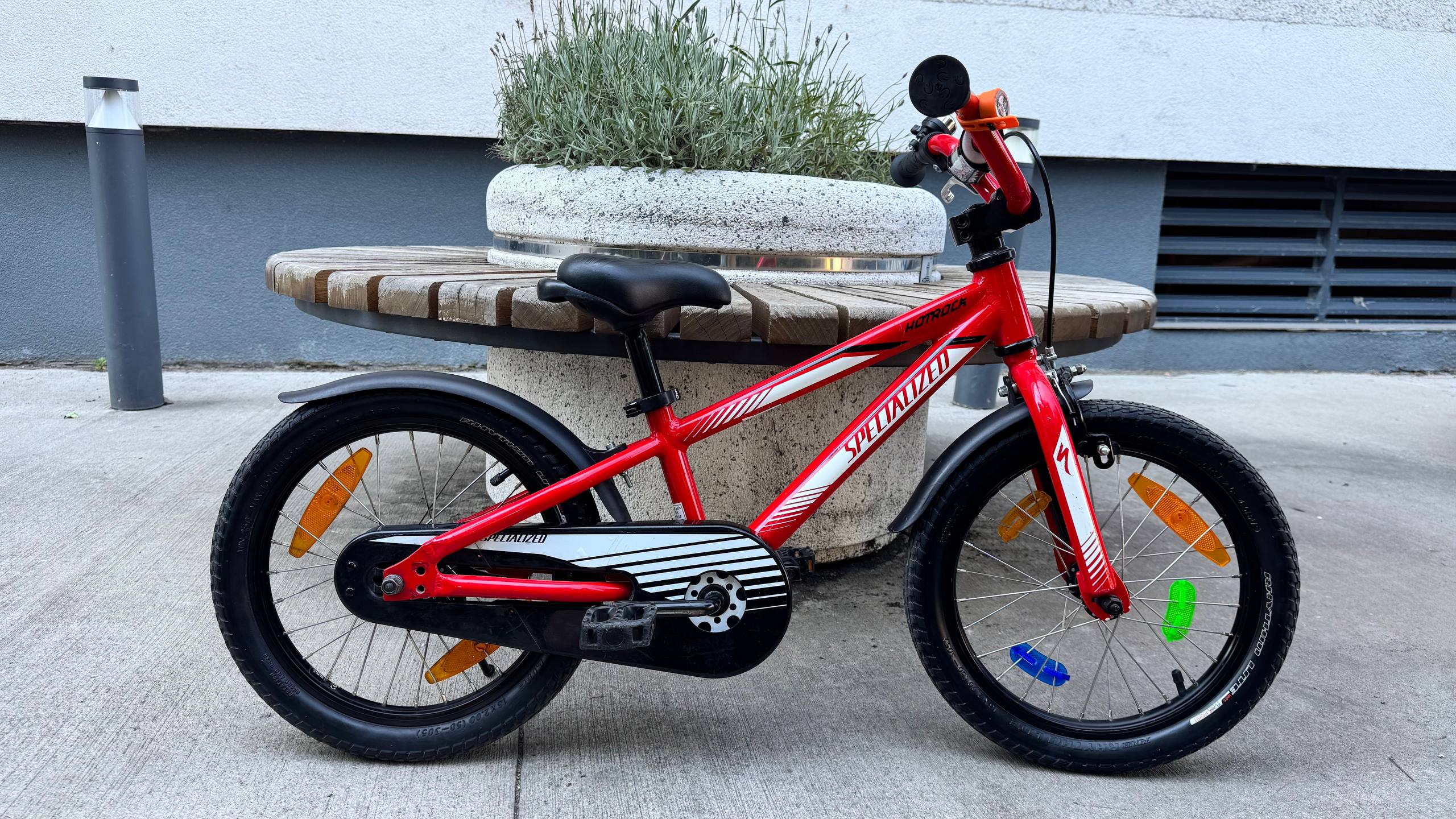 Супер-велосипед Specialized HotRock 16''. Очень удобный, сын поехал на двух колёсах со второ